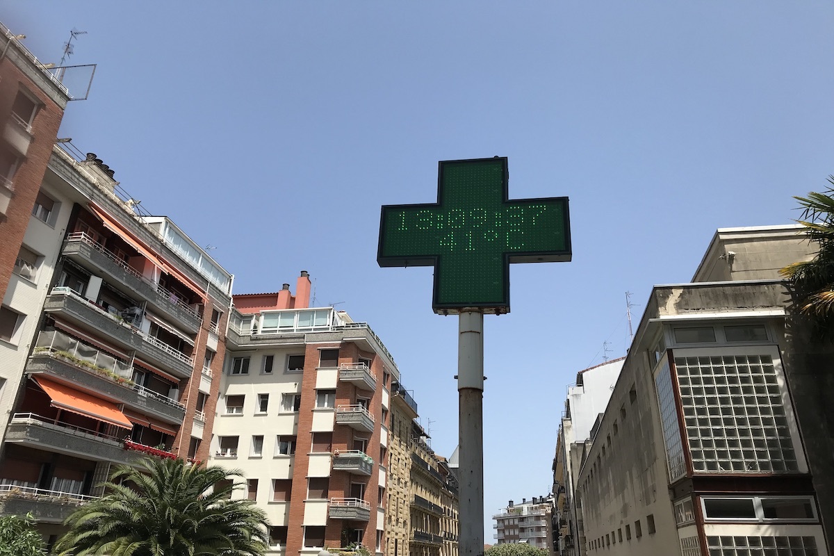 Donostiako Antigua auzoan 41º markatu ditu termometro honek itzaletan. (NAIZ) Termometro bat Donostian, eguzkitan. (NAIZ)