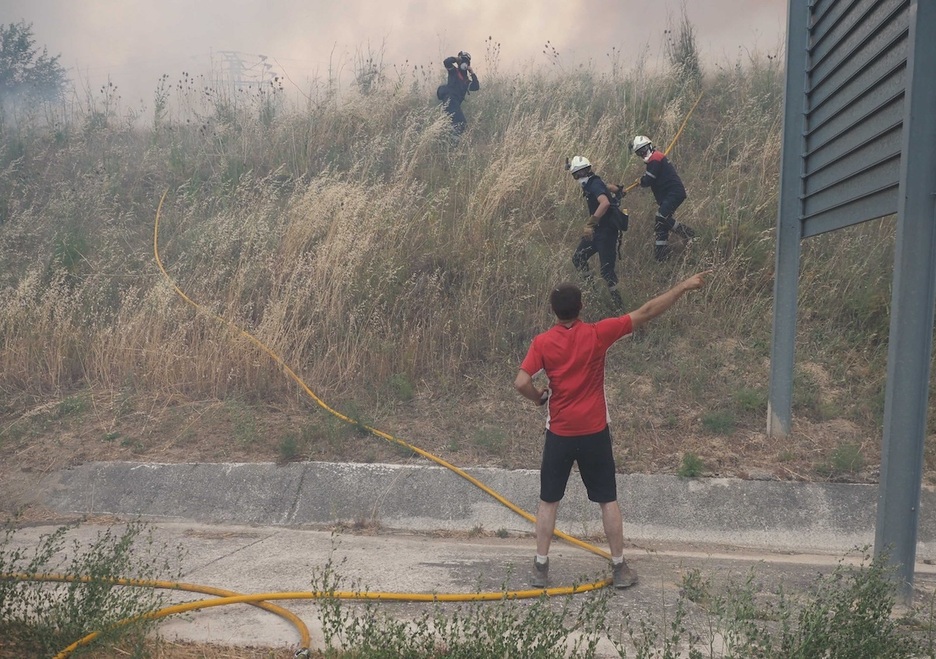 Bomberos y vecinos intervienen en el incendio de Obanos.