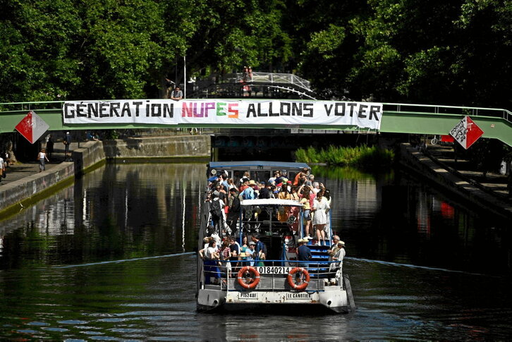 Banderola colocada por Nupes sobre el canal Saint-Martin, en París, pidiendo la activación del voto, en particular de los jóvenes.