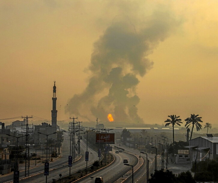 Fuego en Gaza tras el bombardeo israelí.