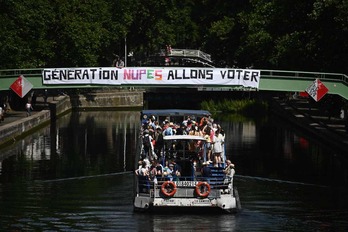 Banderola colocada por Nupes sobre el canal Saint-Martin, en París, pidiendo la activación del voto, en particular de los jóvenes. 