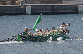 Hondarribiko arraunlariak, igande honetan San Pedron ziaboga bat egiteko prest.
