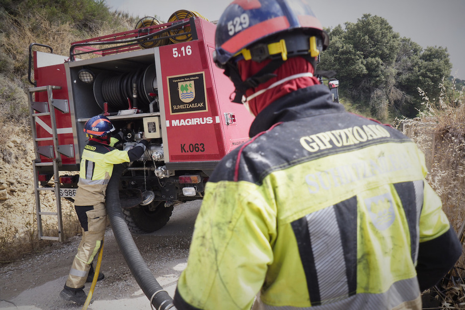 Los bomberos de Gipuzkoa se han trasladado hasta Nafarroa para colaborar en la extinción de los incendios. 