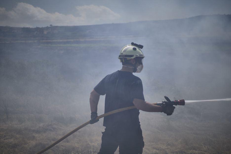 Un bombero realiza labores de extinción en Uxue. 