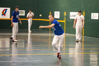 Jubeniletako partida galdu arren, irudian Ruiz pilota astintzen, Gasteizek aise eraman du txapela.