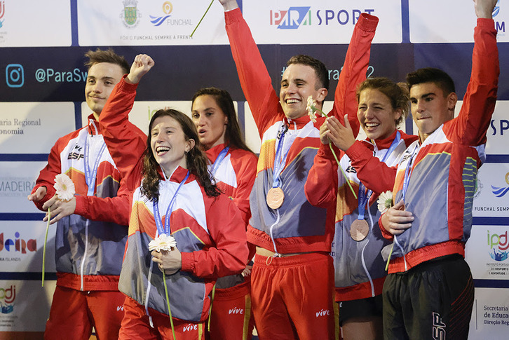 Nahia Zudaire, en primera fila, e Iñigo Llopis, a la izquierda, celebran la medalla de bronce.