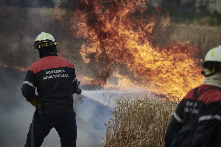 Unos bomberos intentar apaciguar las llamas en Gares. 