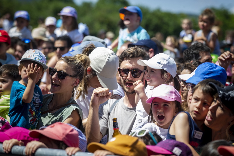 Haur eta gurasoak gustora egon dira ikuskizunetan abesten. Haur eta gurasoak gustora egon dira ikuskizunetan abesten.