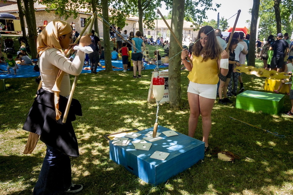 Bi neska egurrezko materialarekin jolasten ari dira. Bi neska egurrezko materialarekin jolasten ari dira.