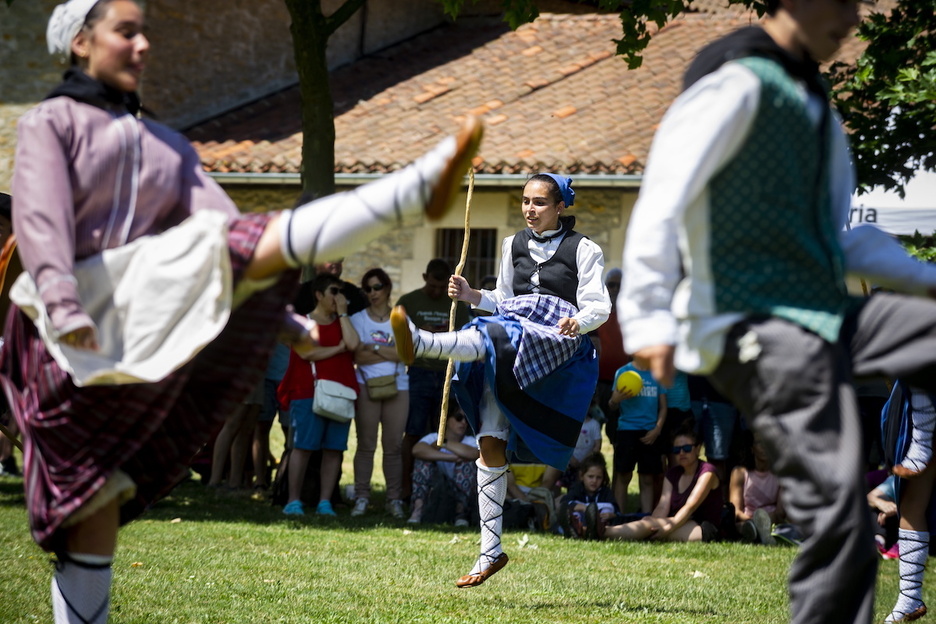 Euskal dantza ikuskizuna. Euskal dantza ikuskizuna.