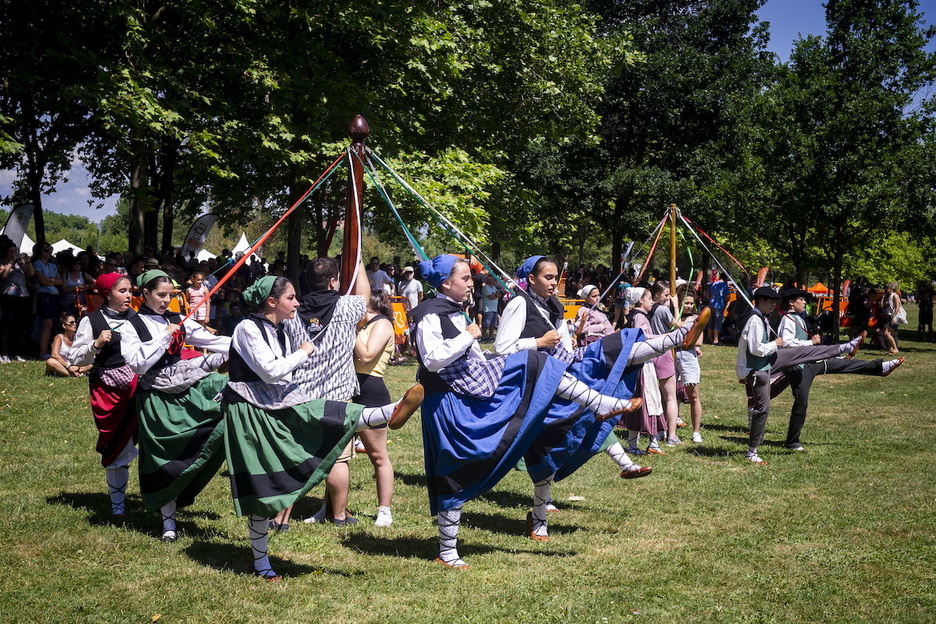 Euskal dantzen emanaldia. Euskal dantzen emanaldia.