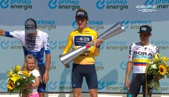 Geraint Thomas, en lo más alto del podio con el maillot amarillo de vencedor de la Vuelta a Suiza.