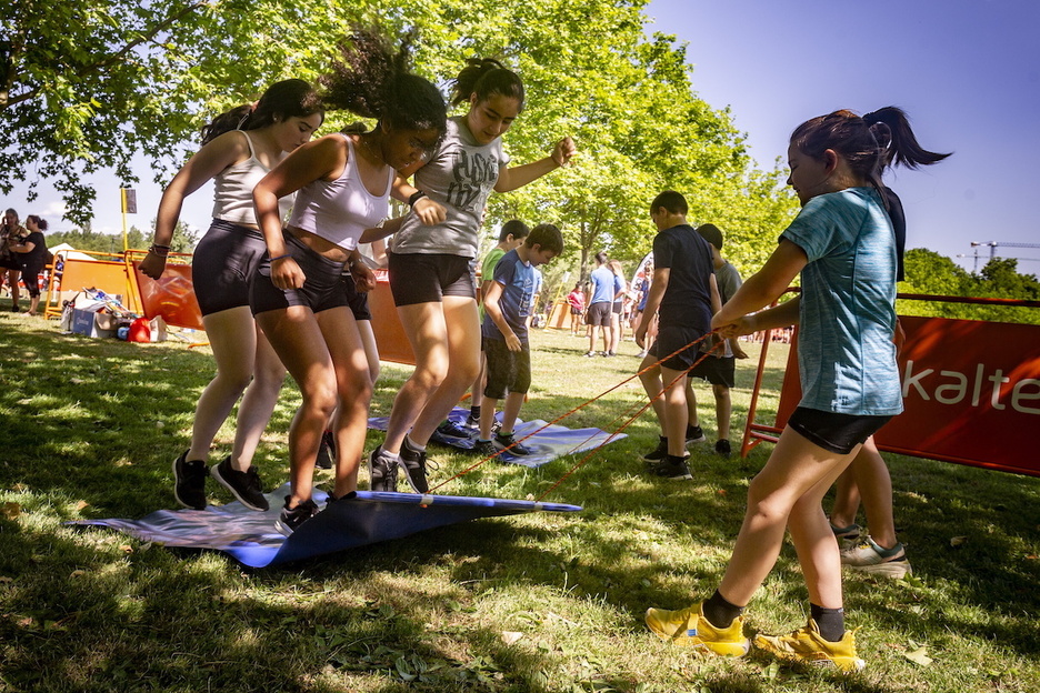 Ume batzuk saltoka jolasean. Ume batzuk saltoka jolasean.