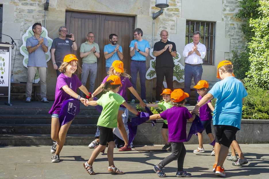 Haur batzuek koreografia bat prestatu dute. Haur batzuek koreografia bat prestatu dute.