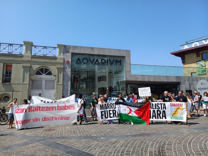 La manifestación ha partido al mediodía del Aquarium donostiarra.