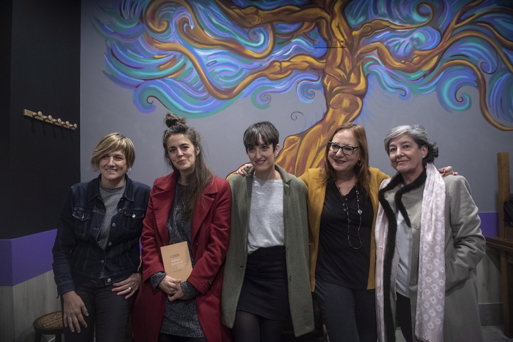 Eider Rodriguez, acompañada por otras escritoras, en la presentación en 2019 de su libro ‘Idazleen gorputzak’. 