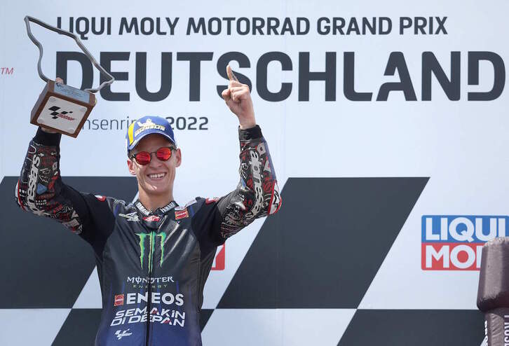 Fabio Quartararo celebra en Alemania su incontestable triunfo en MotoGP.
