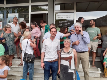 Iñaki Echaniz (Nupes) a accueilli la nouvelle de sa victoire avec Bernard Uthurry (PS), maire d'Oloron et ancien candidat aux législtaives.