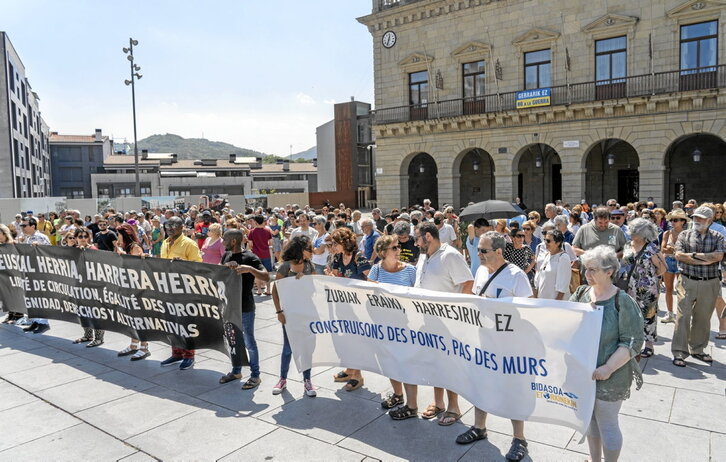Las y los manifestantes pidieron corredores humanitarios, que seamos un pueblo de acogida y que creemos puentes.