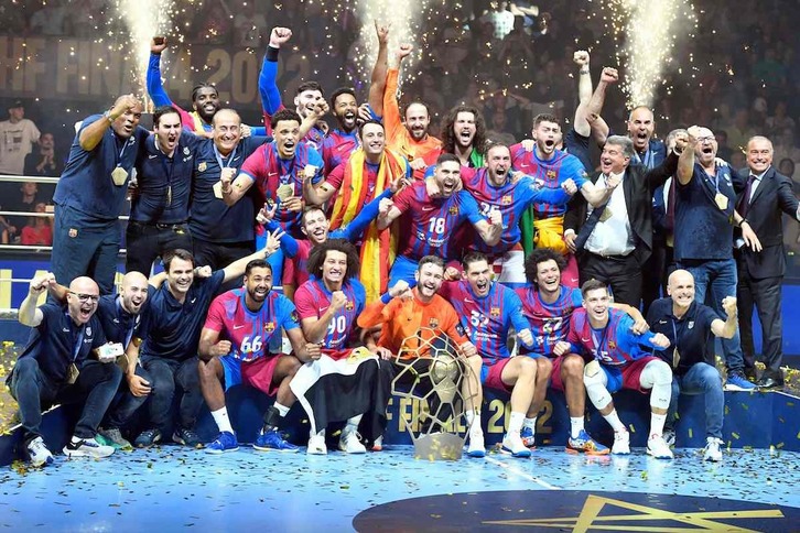 La plantilla del Barcelona celebra la consecución del título.