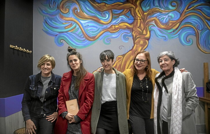 Eider Rodriguez, acompañada por otras escritoras, en la presentación en 2019 de su libro «Idazleen gorputzak».
