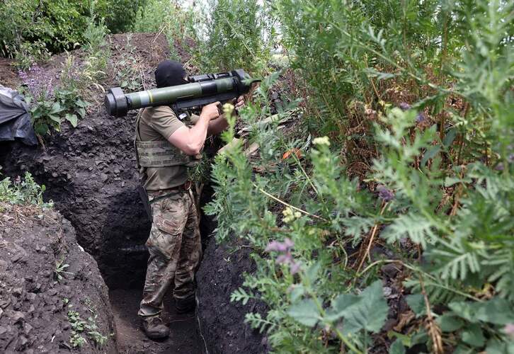 Un combatiente ucraniano, en una trinchera con un sistema Javelin, cerca de Adviika, en la región de Donetsk.