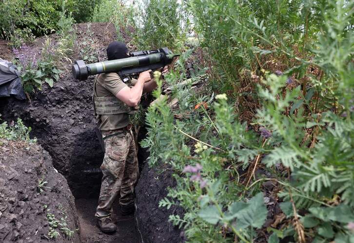  Un combatiente ucraniano, en una trinchera con un sistema Javelin, cerca de Adviika, en la región de Donetsk. 