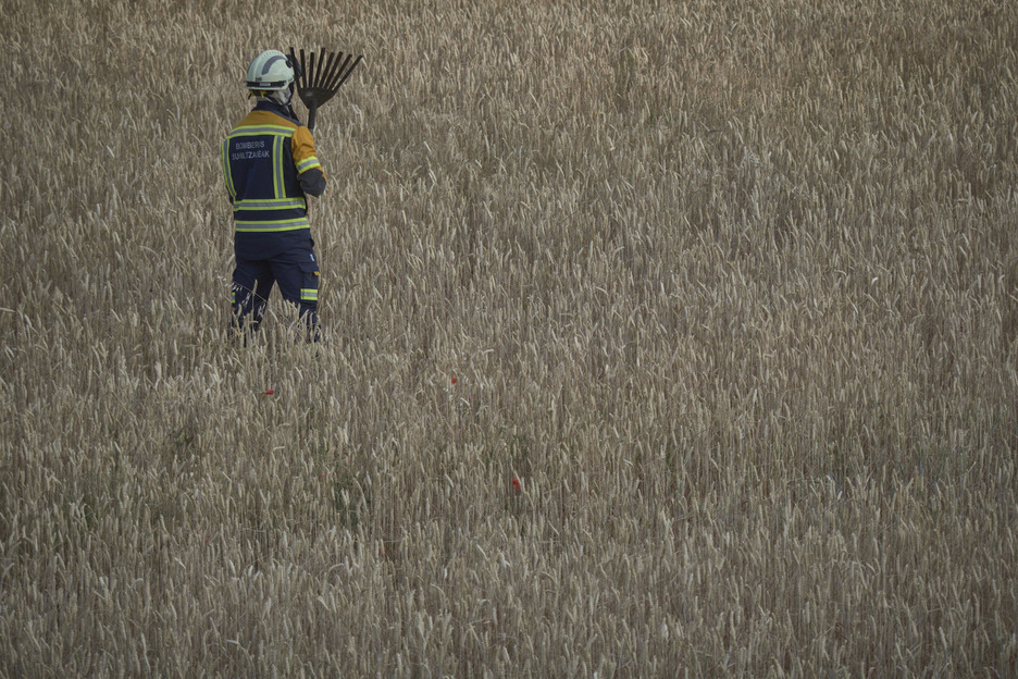 Un bombero, alerta en una zona de alto riesgo de expansión del fuego.