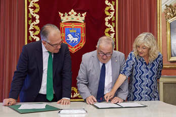 El alcalde de Iruñea, Enrique Maya, y el presidente de Osasuna, Luis Sabalza, firman el convenio ante la atenta mirada de la edil de Navarra Suma María Caballero.