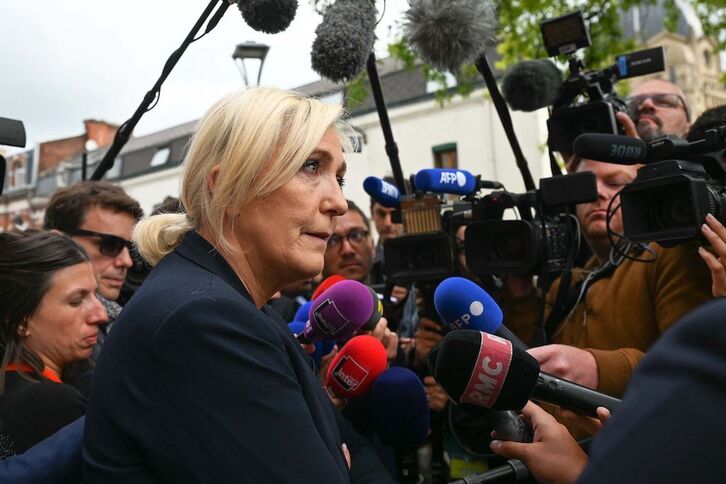 Marine Le Pen se dirige a los medios antes de la reunión para analizar, hoy, los resultados electorales.