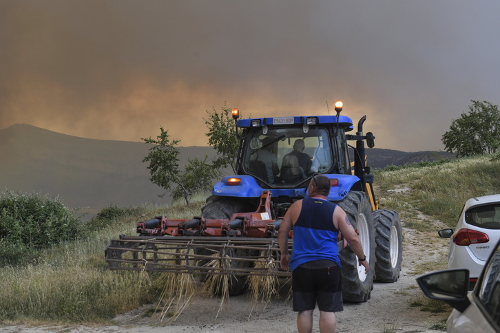Agricultores en acción el sábado frente al incendio de Erreniega. 