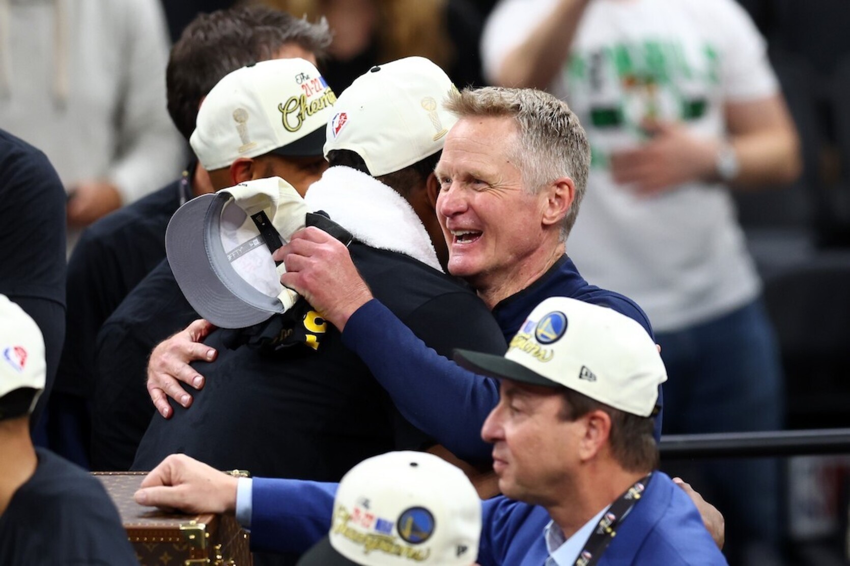 Steve Kerr se abraza a sus jugadores después de conquistar el noveno anillo de su carrera.