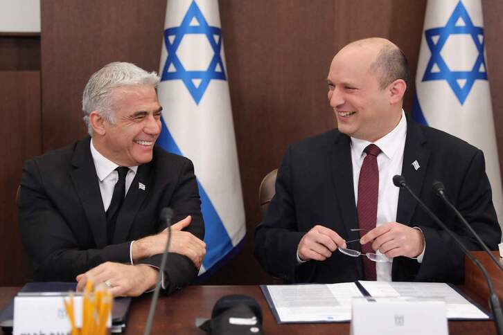 El ministro de Exteriores, Yair Lapid (izqda), y el jefe del Gobierno de Israel, Naftali Bennett, durante la reunión del gabinete del pasado domingo, 19 de junio.
