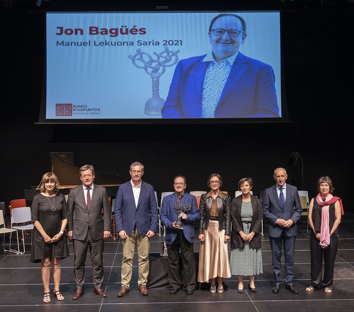 Jon Bagües, saria heltzen, egin zaion omenaldian.