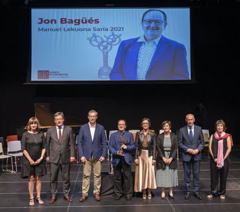 Jon Bagües, saria heltzen, egin zaion omenaldian.