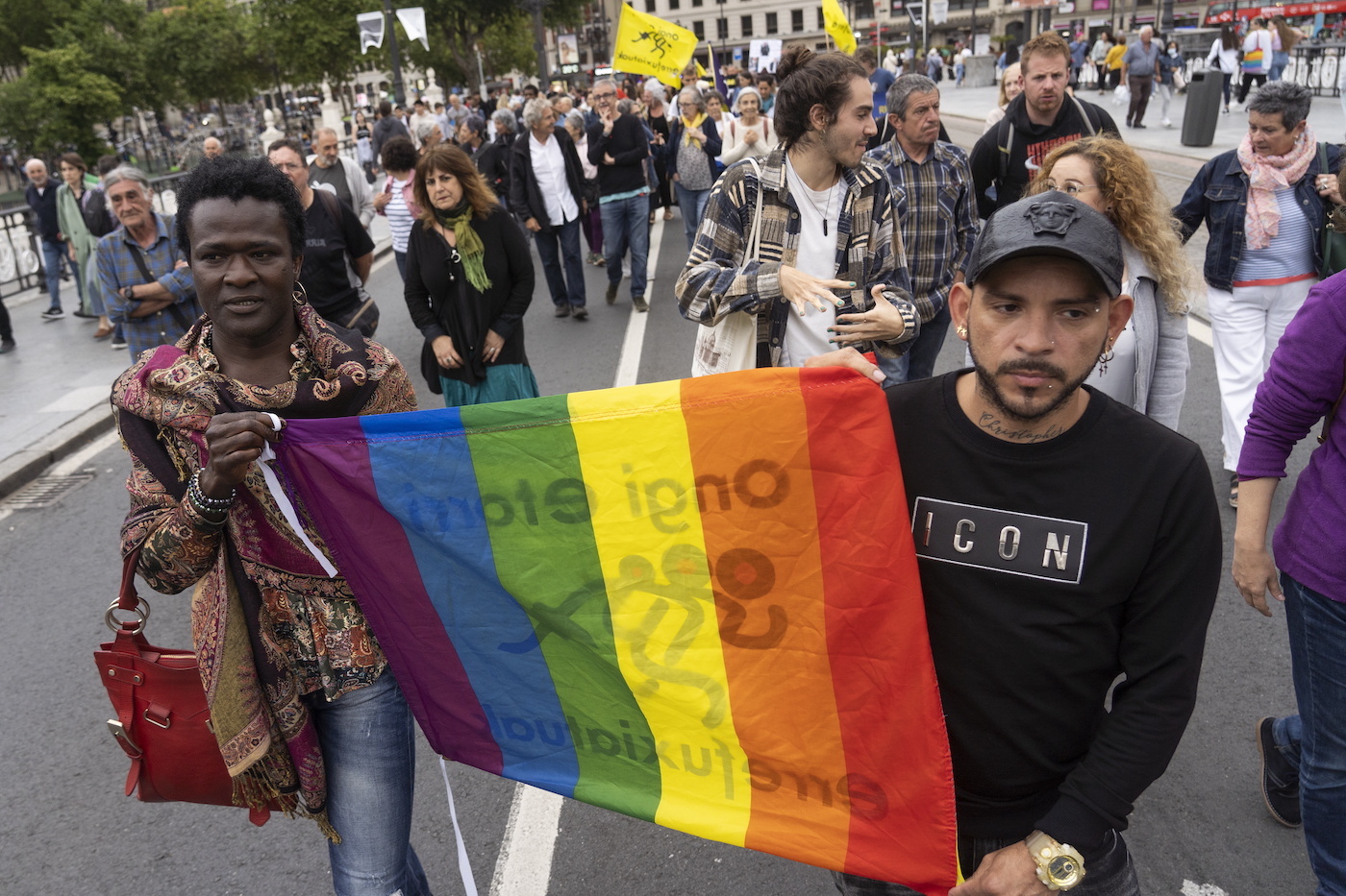 Manifestantes con una bandera LGTBIQ+ en la maniestación de Bilbo. (Monika DEL VALLE/FOKU)