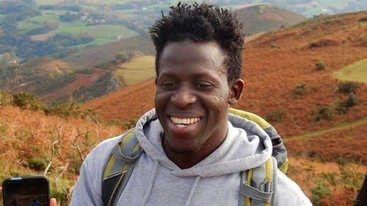 Badira lau urte Ipar Euskal Herrian bizi da Adama gaztea.