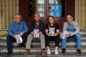 Amigos y editores de Erein, este martes en la presentación de ‘El país equivocado’, en Donostia.