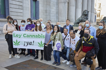Diputados posan con una asociación a favor del cannabis, a su salida de una sesión plenaria en el Congreso, el pasado mes de octubre.