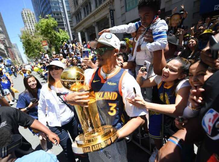 Stephen Curry posa con los aficionados de los Warriors celebrando el título de la NBA del equipo de San Francisco.