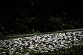 La instalación de unas isletas a la entrada de un tramo de adoquines ha obligado al Tour a modificar el recorrido por cuestiones de seguridad.
