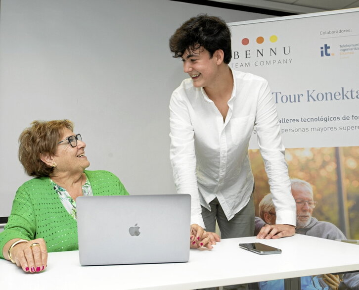 Miguel Letamendi, junto a una alumna asistente a los talleres de Konekta-tu.