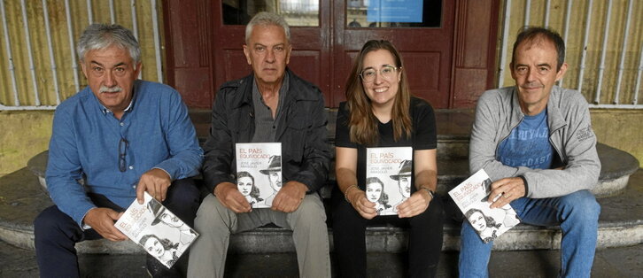 Amigos de José Javier Abasolo y editores de Erein, ayer en la presentación del libro.