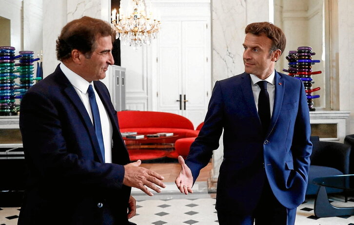 Emmanuel Macron saluda al secretario del PS, Olivier Faure, a su llegada al Elíseo.
