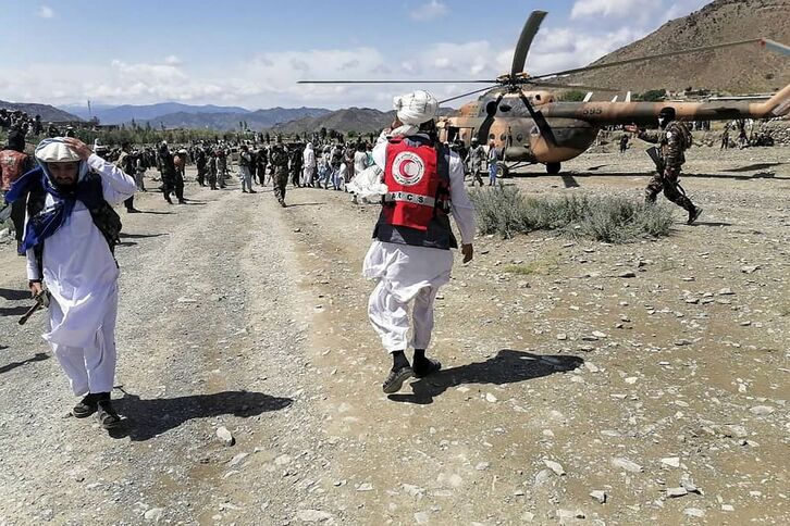 Personal de la la Media Luna Roja y soldados cerca de un helicóptero en un área afectada por un terremoto, en el distrito de Gayan, provincia de Paktika.