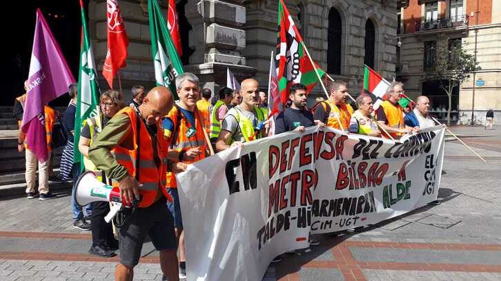 Concentración de los sindicatos en el primer día de paro en Metro Bilbao.