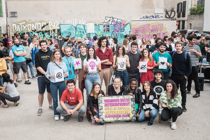 Baionako besta alternatiboen kokapen nagusia den Patxa plazan egin zuten aurkezpena.