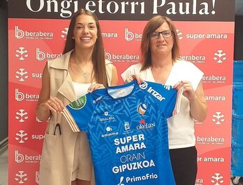 Paula Arcos eta Tati Garmendia jokalari gaztearen aurkezpenean.