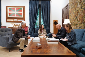 El letrado mayor del Parlamento de Gasteiz, la presidenta de la Cámara y los portavoces de Gure Esku se han reunido este miércoles.