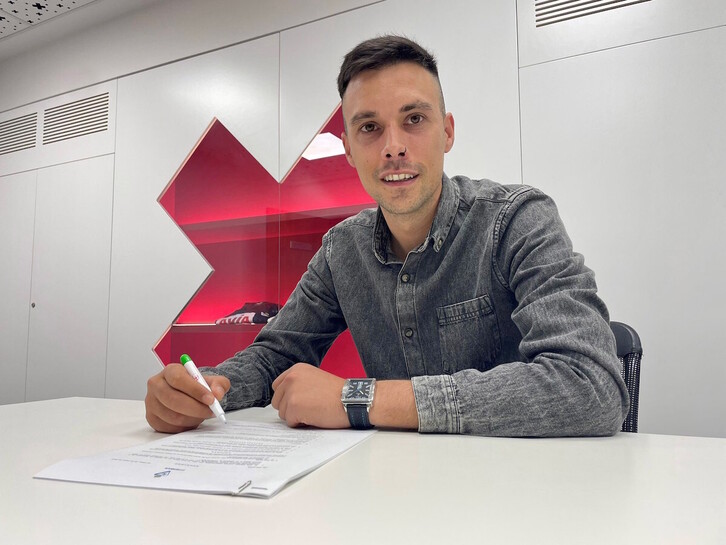 Yeray Martín, firmando su nuevo contrato como técnico del primer equipo femenino del Eibar.